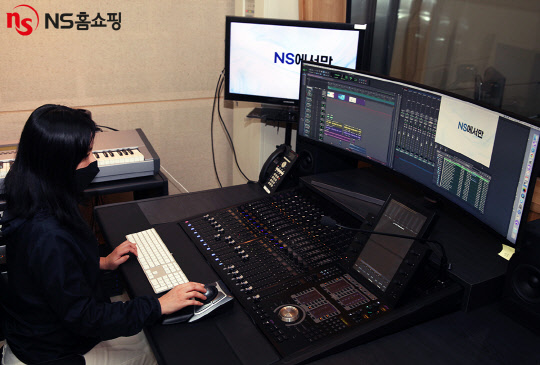 NS홈쇼핑 직원이 인공지능(AI) 성우를 활용해 대본 내레이션 작업을 하고 있다. NS홈쇼핑 제공